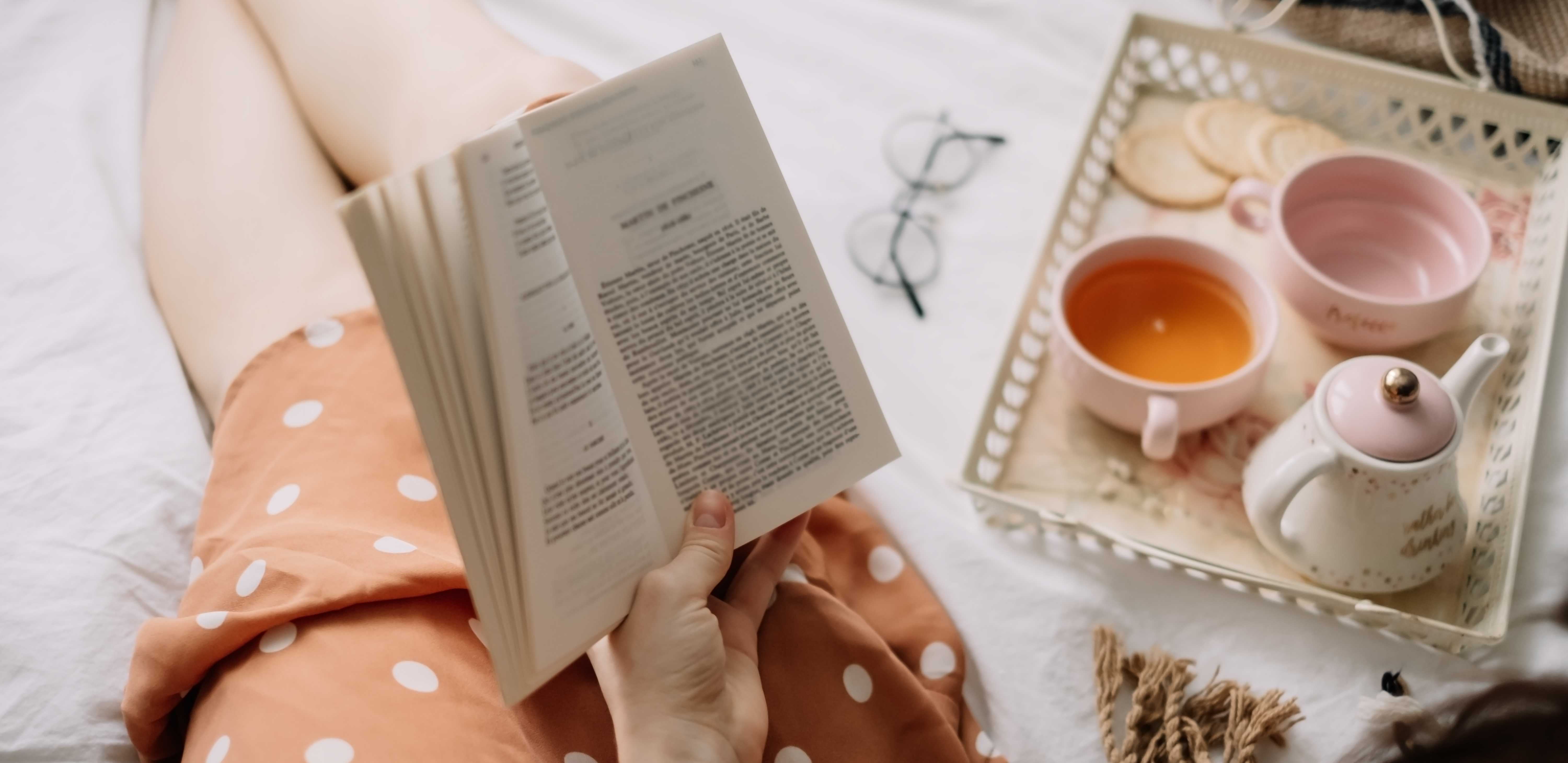 Bücher lesen und Tee trinken